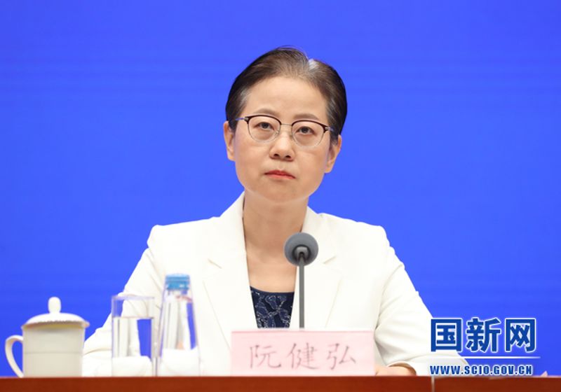 中国人民银行新闻发言人、调查统计司司长阮健弘_large.jpg